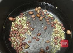 抹茶红豆花生牛奶的做法图解1