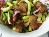 家常五花肉炒蒜芯的做法[图]