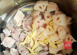 藕片红枣排骨汤的做法图解5
