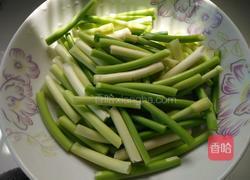 蒜苔炒肉的做法图解1