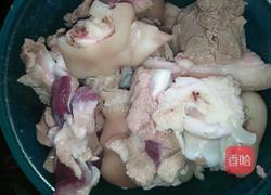 猪脚焖牡蛎干香菇的做法图解1