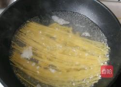 炒意面的做法图解2