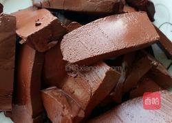 豆瓣酱炒猪血的做法图解1