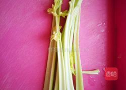 芹菜炒肉丝的做法图解1