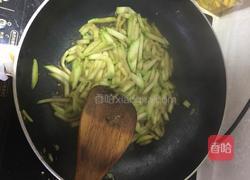 西葫芦鸡蛋打卤面的做法图解3