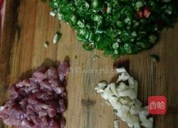 豆角炒肉的做法图解1