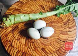 松花蛋拌青笋的做法图解1