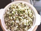 简单粗暴童年回忆：蜂蜜蒸槐花的做法[图]