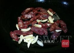 腊肠炒苦瓜的做法图解2