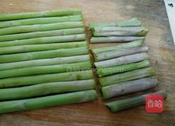 芦笋拌碎肉的做法图解2