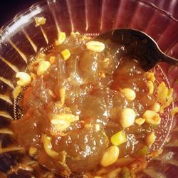 用勺子舀起吃的凉粉（自制红苕凉粉）