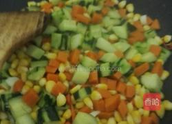 玉米红萝卜炒青瓜的做法图解5