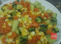 玉米红萝卜炒青瓜的做法图解6