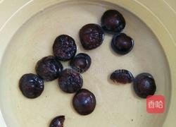 香菇胡萝卜猪肉馅的做法图解1