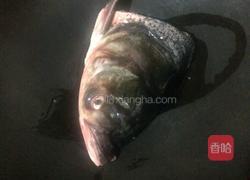 茅根胡萝卜水瓜鲩鱼头汤的做法图解2
