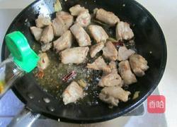 鹌鹑蛋木耳炒排骨的做法图解6