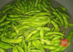 煮毛豆的做法图解1
