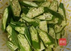 秋葵炒鸡蛋的做法图解1