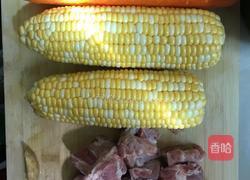 玉米胡萝卜排骨汤的做法图解1