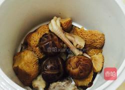 双菇枸杞猪骨炖汤的做法图解6