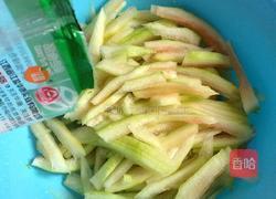 家常炒西瓜皮的做法图解1