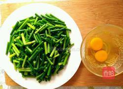 蒜臺炒鸡蛋的做法图解1