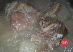 火腿炖莲藕花生海带汤的做法图解2