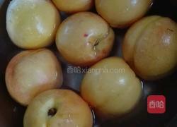 黄桃罐头的做法图解1