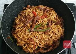 蒜香牛柳炒面的做法图解6