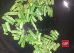 蒜香瘦肉炒四季豆的做法图解2