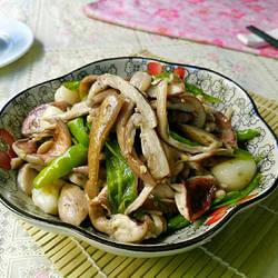 青椒炒野生菌的做法[图]