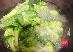 凉拌白切肉西兰花的做法图解2