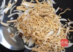炒方便面的做法图解7