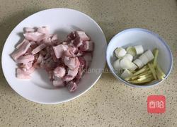 五花肉炖紫菜的做法图解1