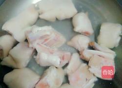 猪蹄花生焖藕的做法图解1