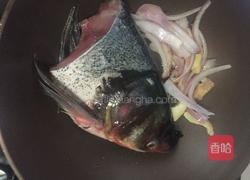 鱼头炖豆饼的做法图解11