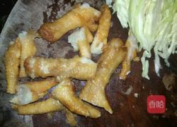 包心菜炒鸡脚的做法图解2