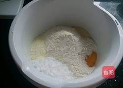 牛奶蛋黄吐司的做法图解2