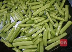 四季豆炒肉的做法图解1