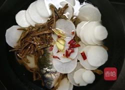 干笋萝卜炖鱼锅的做法图解5