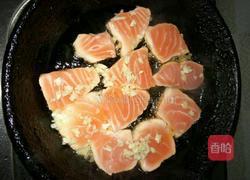 蒜柠芥三文鱼拼虾的做法图解2