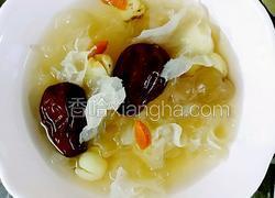 银耳莲子红枣桂圆枸杞汤