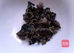 木耳炒白菜的做法图解1