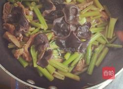 肉炒芹菜木耳的做法图解8