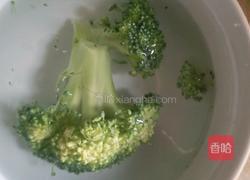 西兰花虾米鸡蛋面的做法图解1