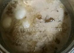 桃胶雪燕皂角米银耳椰浆鹌鹑蛋甜汤