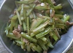 家常芹菜炒肉片