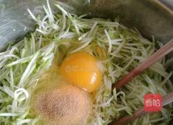 西葫芦火腿饼子外酥里嫩宝宝超爱吃的的做法图解3