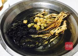松茸菌瑶柱菜干猪骨汤的做法图解3