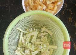 菜花梗炒鸡脚的做法图解2